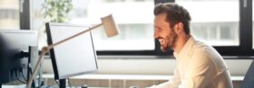 Обложка: Как работают айтишники по версии стоковых фото